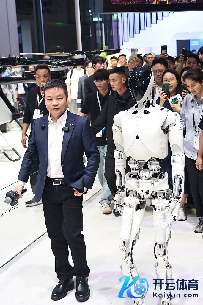 2025年4月23日，上海车展，小鹏汽车董事长何小鹏携东谈主形机器东谈主IRON亮相。&nbsp; 视觉中国 图
